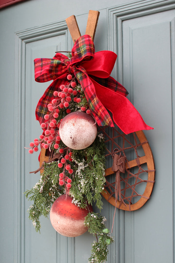 Snow Shoe Wall/Door w juniper spray and dark red snow bulbs