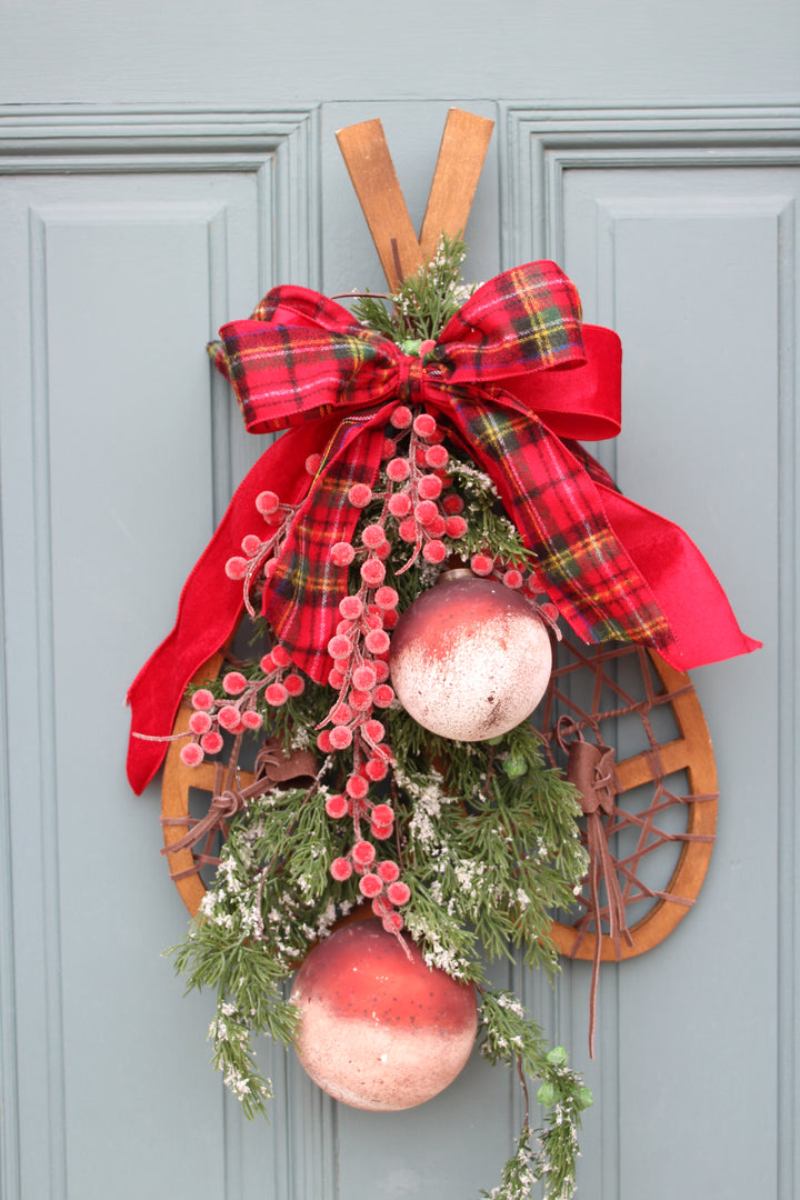 Snow Shoe Wall/Door w juniper spray and dark red snow bulbs